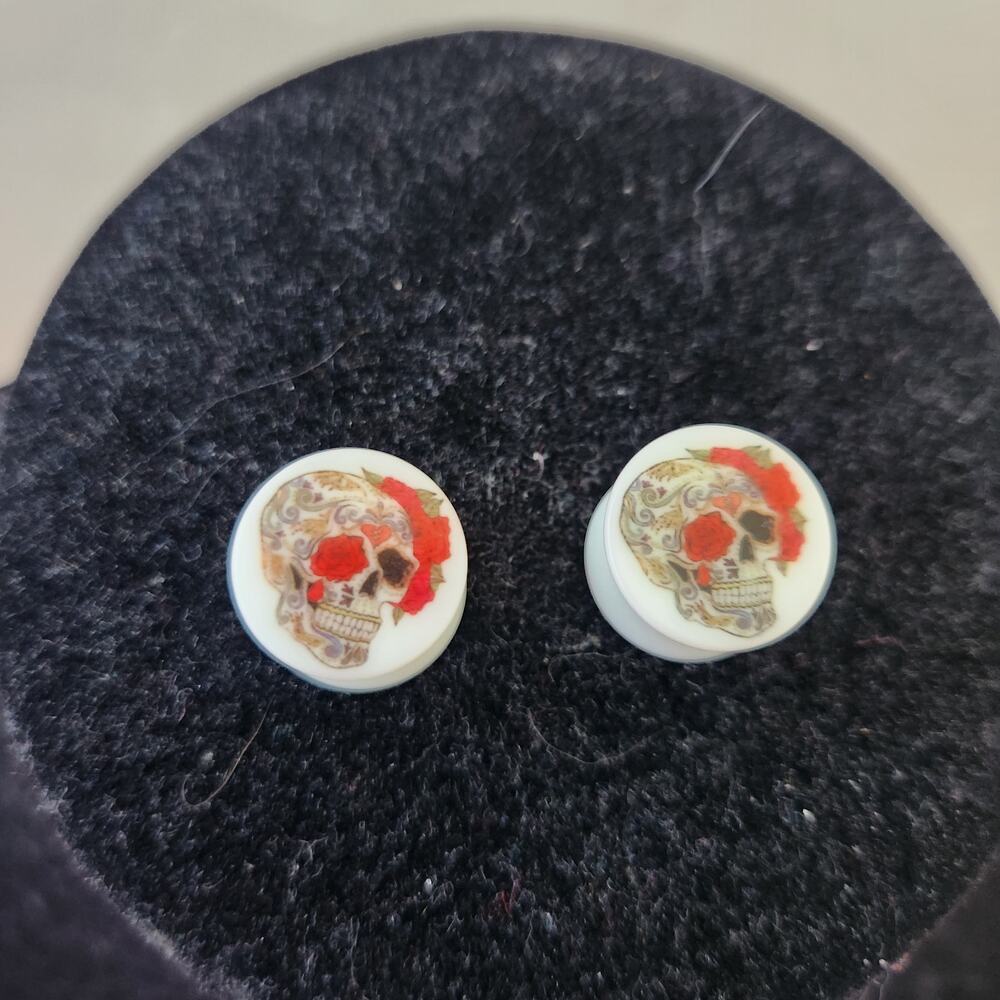 Used 9mm Sugar Skeleton ear plug/tunnel